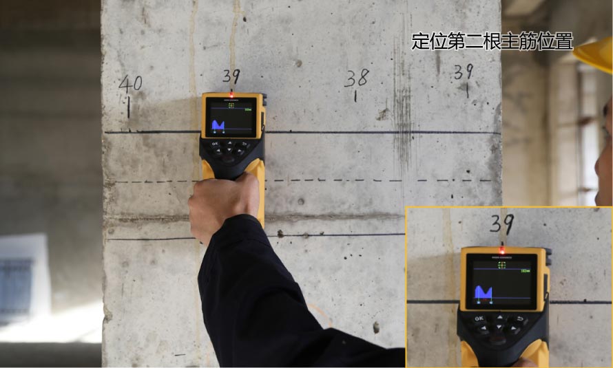 匀速平稳向右滑动，定位第二根主筋位置波峰上出现钢筋定位线、红灯亮起表明钢筋在仪器定位点正下方。